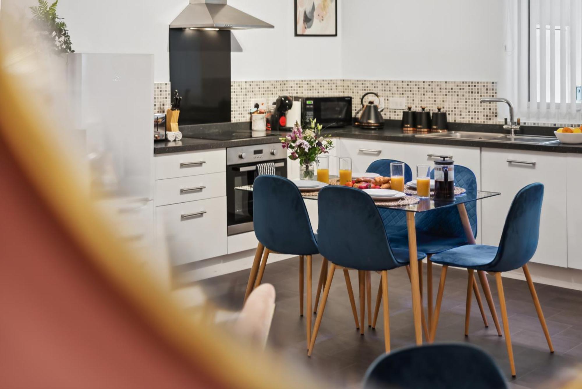 Corinium Lodge - Town Centre Apartment سيرنسيستر المظهر الخارجي الصورة
